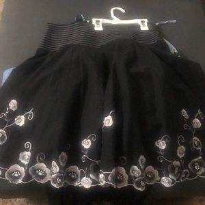 Nine West Black Floral Embroidered Hem Skirt. 🎁🎁Entire closet 4/$30🎁🎁